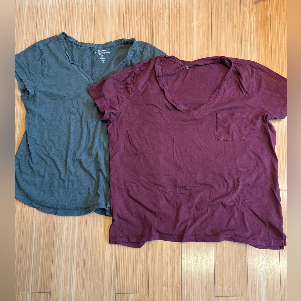 V-neck T shirt bundle, gap and madewell, size L